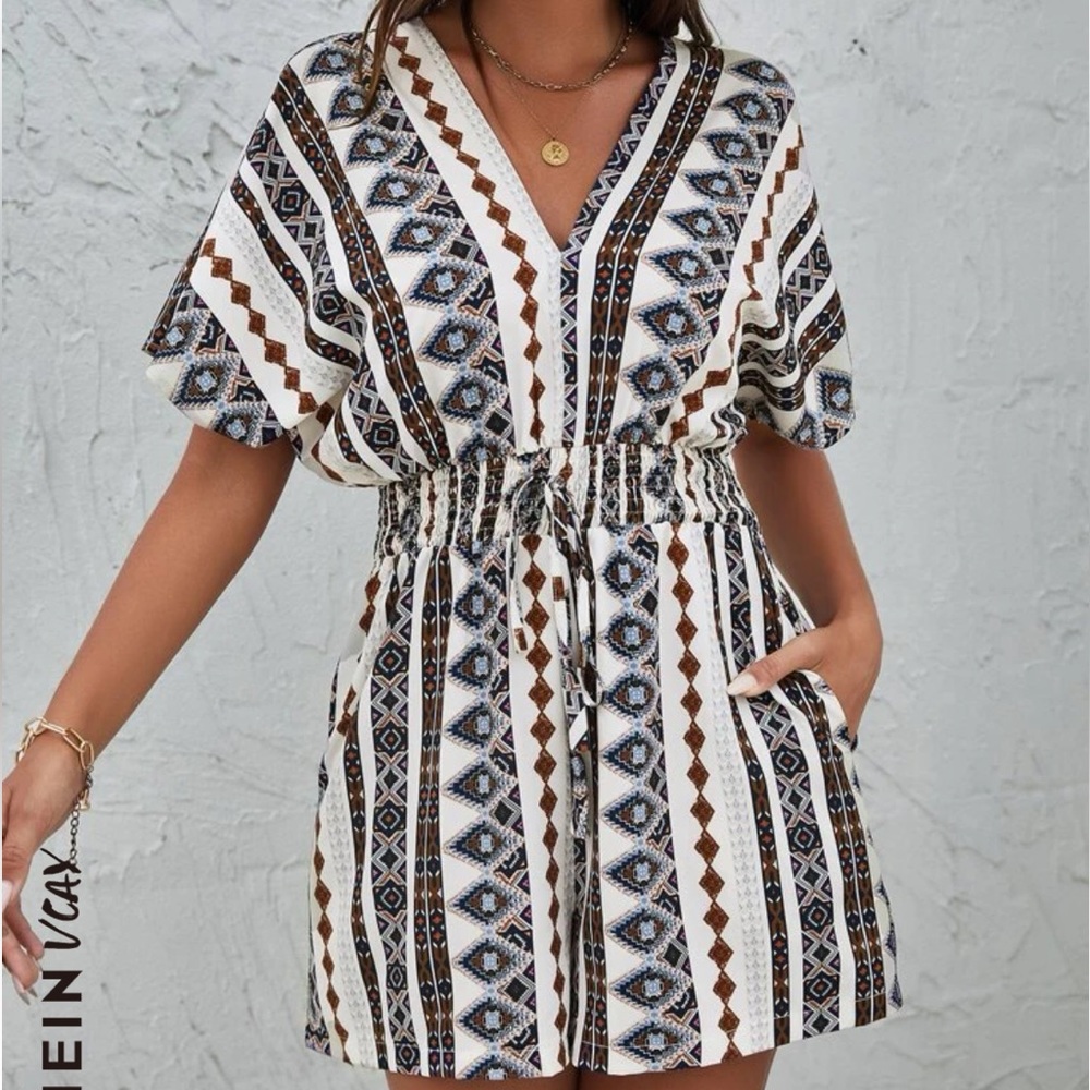 VCAY Geo Print Batwing Sleeve Shirred Knot Front
Romper